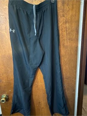 Xl Womens under armour work out pants with zipper on ankles 
Like new black